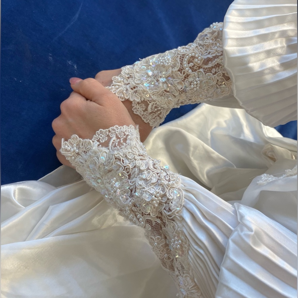 Vintage Jonquil dressing gown wedding robe small xs pleated pearls lace cuffs